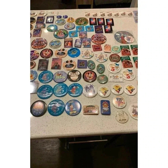 Huge lot of vintage disney button pins Bt - Picture 6 of 7